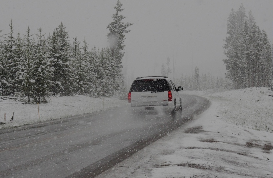 Autofahren im Winter: Gefahren und Tipps